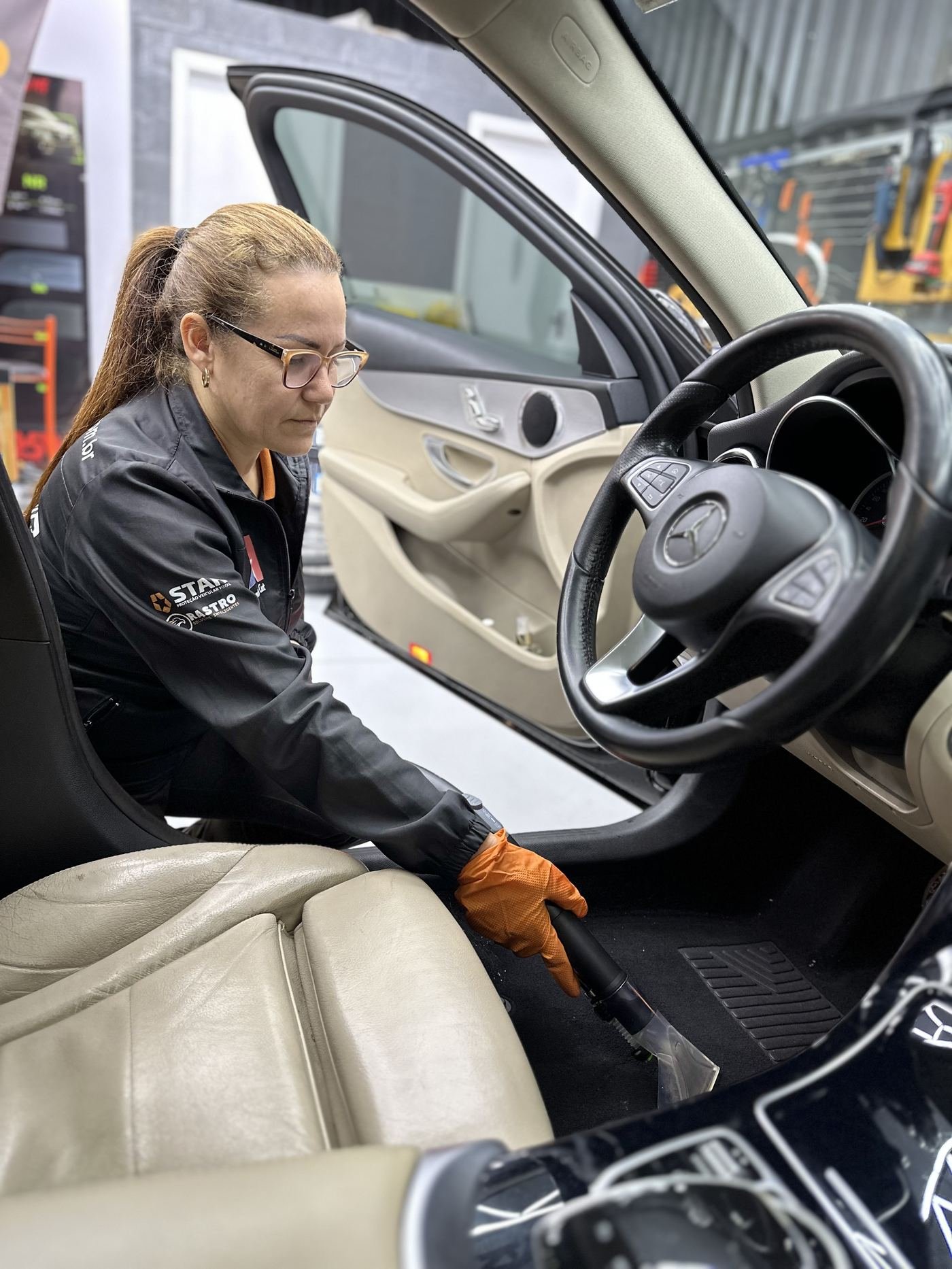 Higienização interna de banco automotivo com equipamento de extração